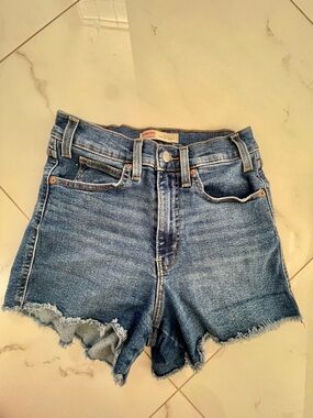 SIGNATURE LEVI STRAUS HERITAGE
HIGH-RISE SHORTs size 27